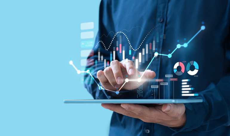 Empresário negociando mercado de ações on-line na tela do tablet, conceito de investimento digital. Plano de vendas.